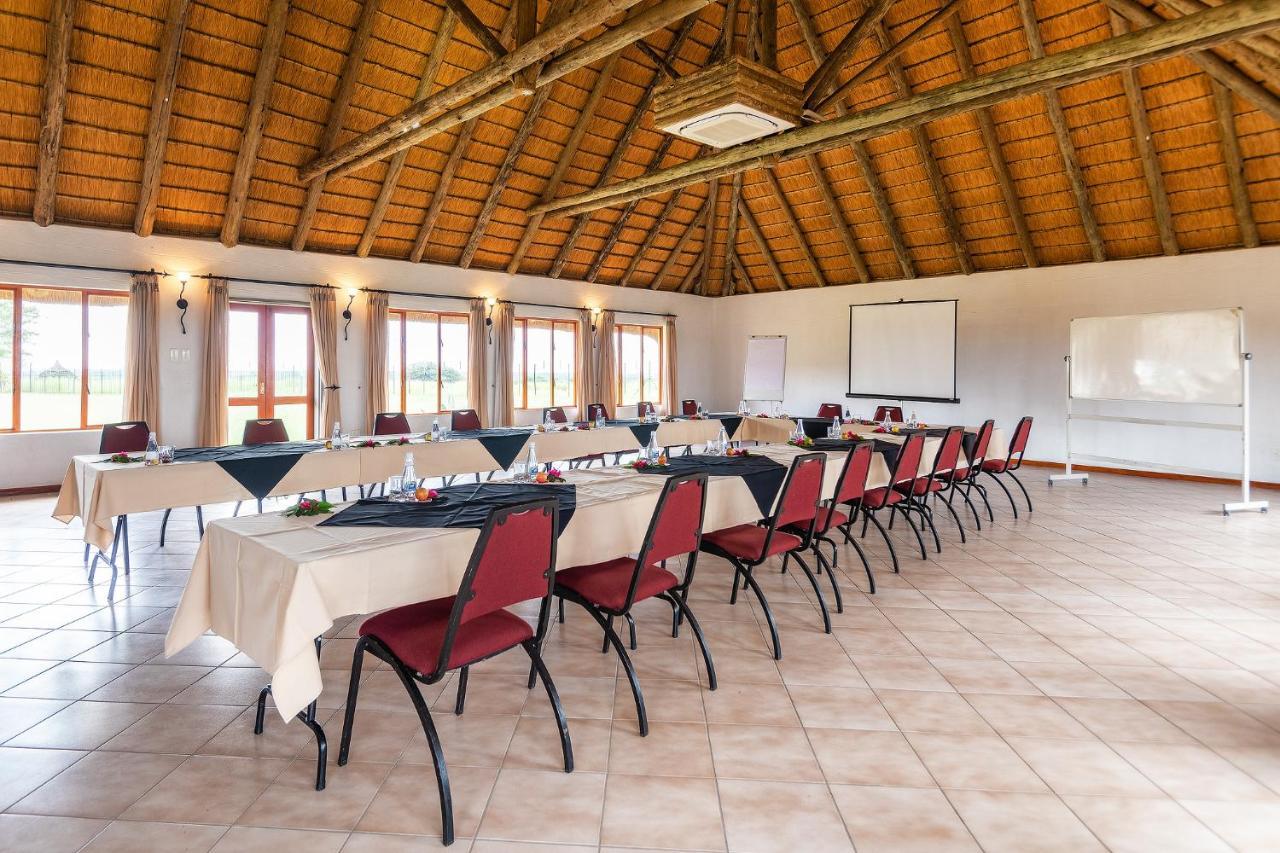 Frans Indongo Lodge Otjiwarongo Buitenkant foto