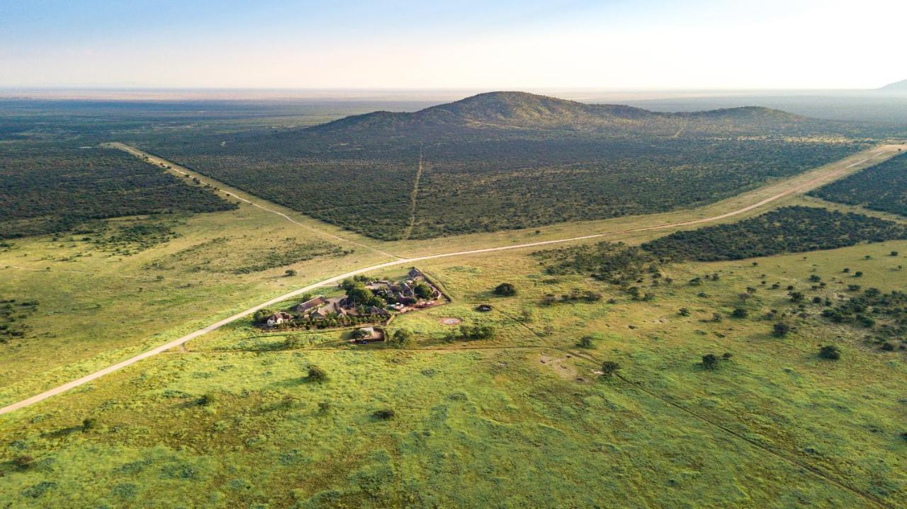 Frans Indongo Lodge Otjiwarongo Buitenkant foto